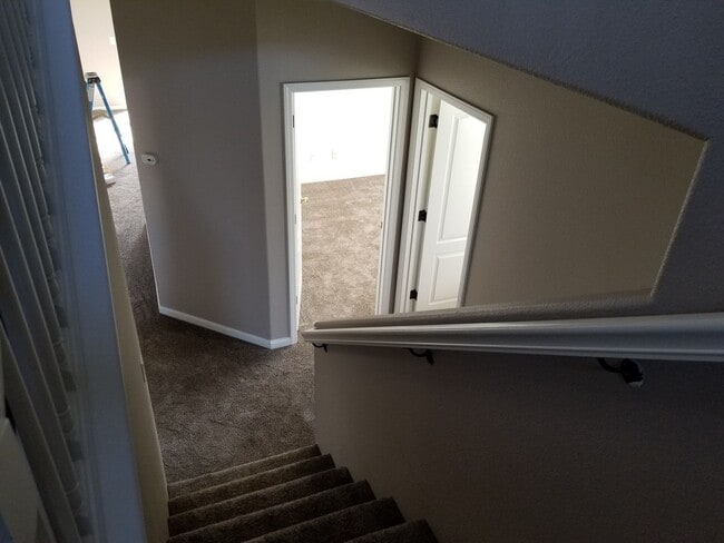 Building Photo - Stunning Home in Pacific Crest!  This 5 Bedroom 2.5 Bathroom with 2 Living Rooms