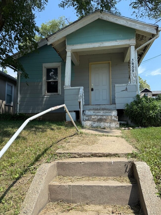 Building Photo - One bedroom one bathroom house for rent!