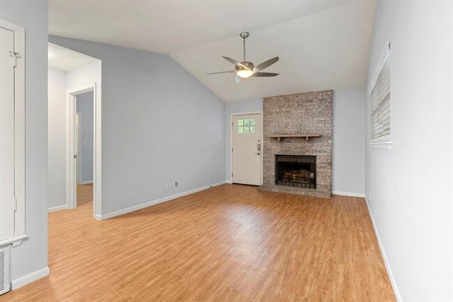 Building Photo - 121 Nance St