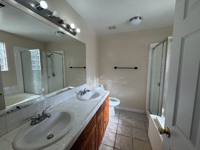 Building Photo - Spacious Northwest Bakersfield Home!