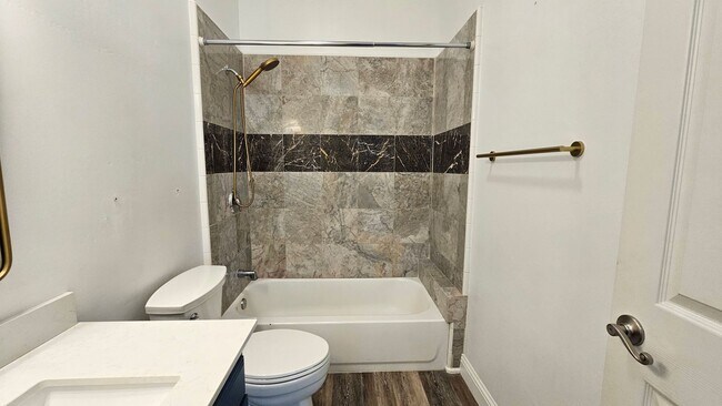 Building Photo - Luxurious Home in North Bakersfield 3 BD 3 BA