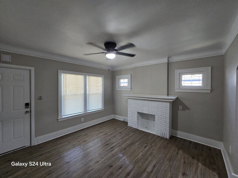 Building Photo - This beautifully updated 3-bedroom, 1-bath single-family home is ready for move-in!