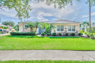 Building Photo - Stunning Pool Home in Town Park!
