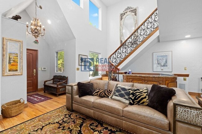 Primary Photo - 88 W Irvington Pl