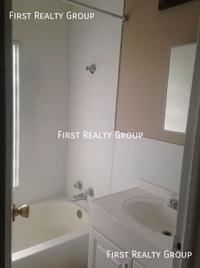 Building Photo - 1 Bedroom, 1 Bath Upstairs Apartment, Fran...