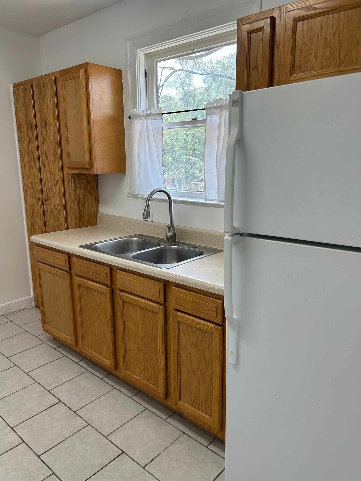 Building Photo - 768 Acosta St