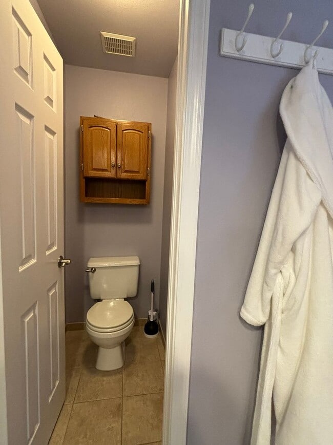 Building Photo - Meticulsly Maintained 5 Bedroom, 4 Bathroom Home