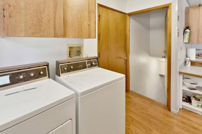 Building Photo - Preleasing Now! Available early August! 7 Bed, 2.5 Bath House!