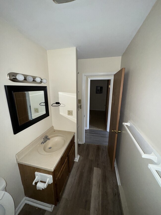 Building Photo - 702 Thomas Ln