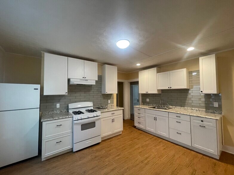 Kitchen - 117 Enfield St