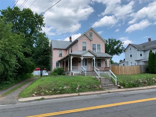 Building Photo - 730 W Nyack Rd