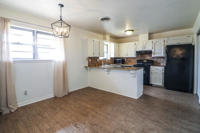 Building Photo - Located in South Tulsa - 3 Bedroom Home!!