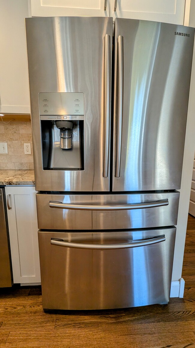 Stainless Regrigerator with Ice/Water Dispenser - 614 Maryland Ave NE