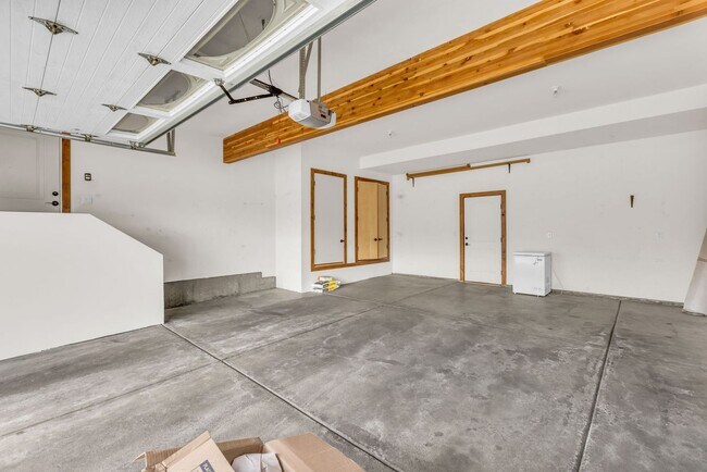 Building Photo - Stunning Mountain Retreat