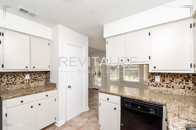 Building Photo - 6513 Victoria Pl S