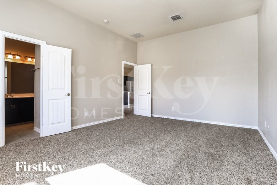 Building Photo - 703 Woodcrest Dr