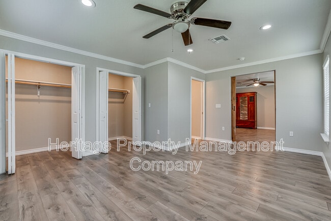 Building Photo - 479 S Sycamore Ave