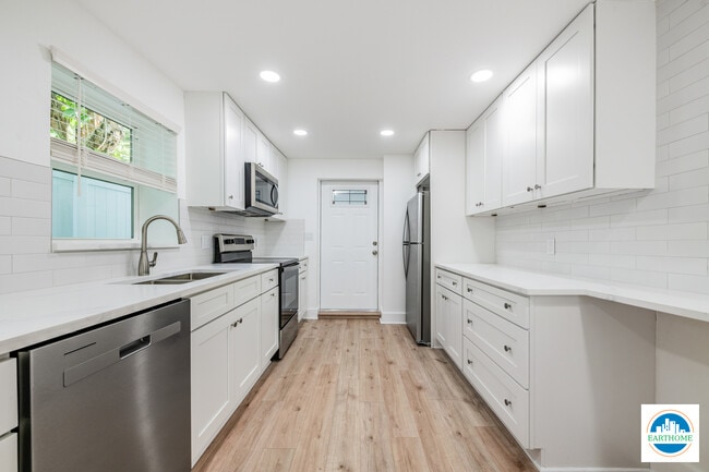 Building Photo - 3226 6th Ave S