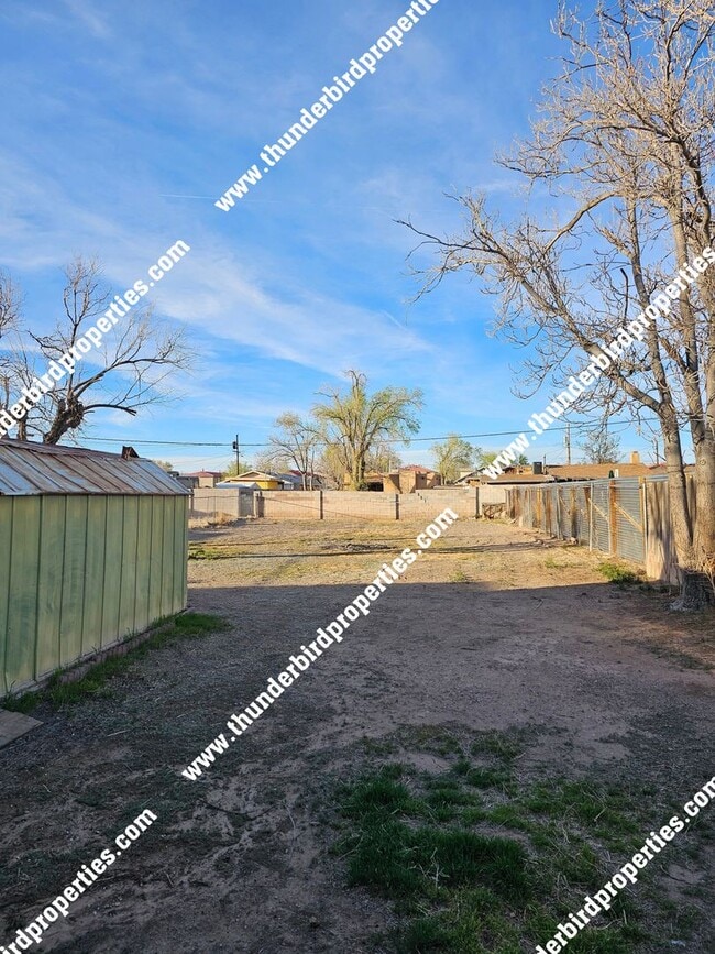 Building Photo - 2 bedrooms, 1 bath in North Valley