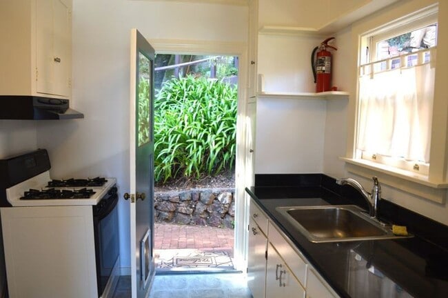 Building Photo - Beautiful, Pet Friendly Sausalito Cottage ...