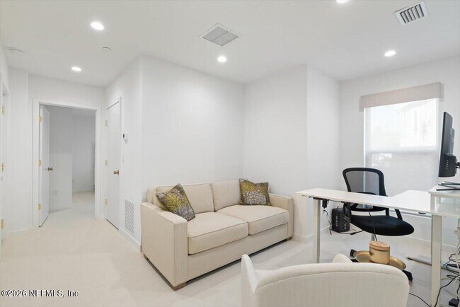 Building Photo - 114 12th Ave S