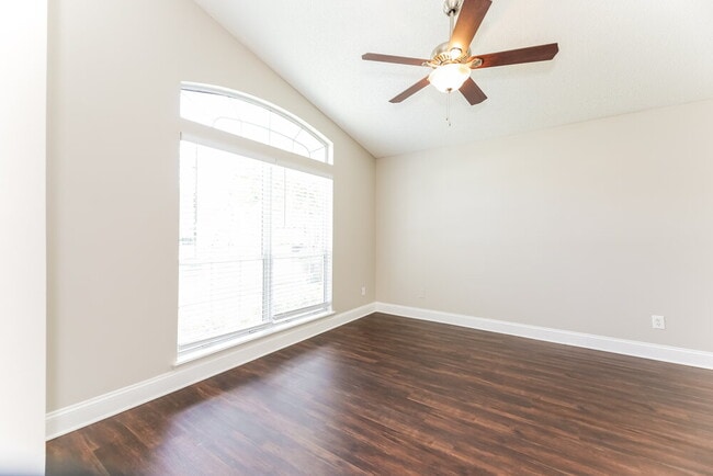 Building Photo - 878 S Lilac Loop