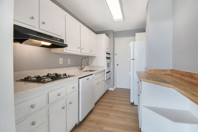 Building Photo - Spacious 1BR / 1 BA at Grosvenor Park III ...
