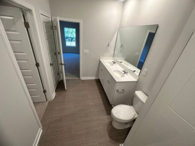 Building Photo - LOCATION, LOCATION, LOCATION! 10 Minutes f...