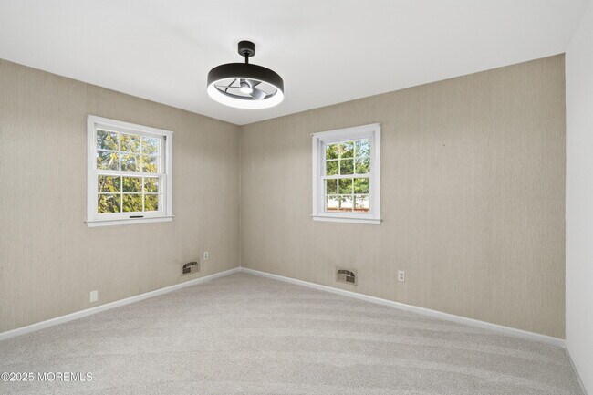 Building Photo - 218 Holly Ave