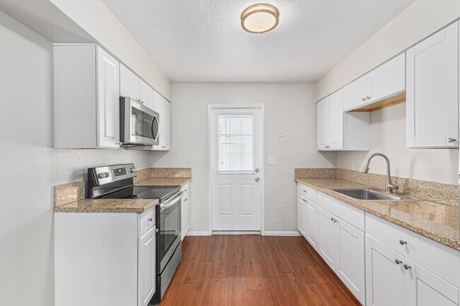 Building Photo - Renovated 2 bed | 1 bath - Central Tempe Location!