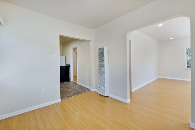 Building Photo - Bright, Clean and Cozy 2BR, 1BA Single Fam...