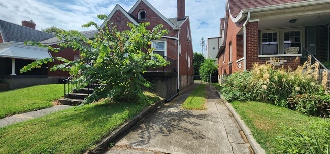 Building Photo - Welcome to this charming 3-bedroom, 2-bath...