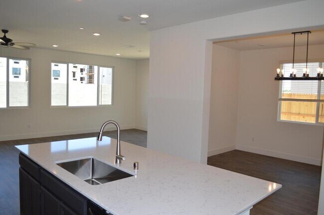 Building Photo - 2465 Pineda Dr