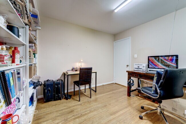 Hdwd floors & place for a desk in 4th Bedroom! - 10108 Donegal Ct