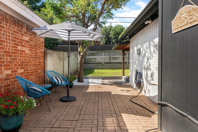 Building Photo - 408 Sycamore Ln