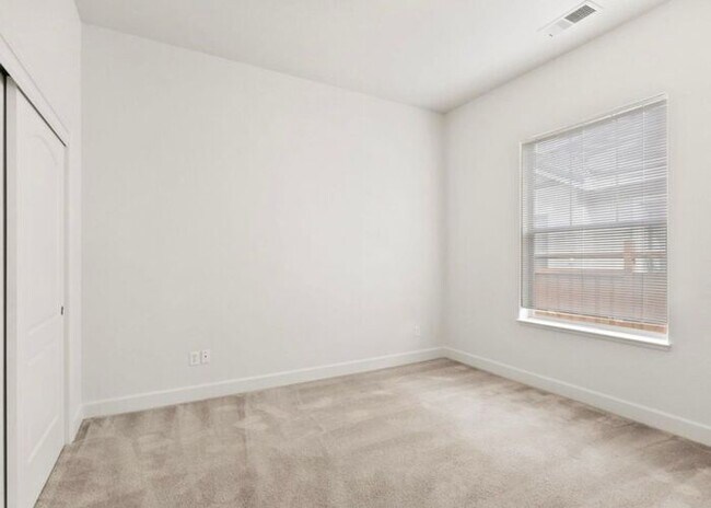Building Photo - 6060 Cielo Cir