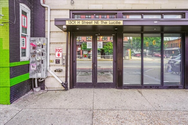 Building Photo - Great Luxury 3 Bedroom 2 Bath on H st NE! Offering half month free rent with a 12 month lease