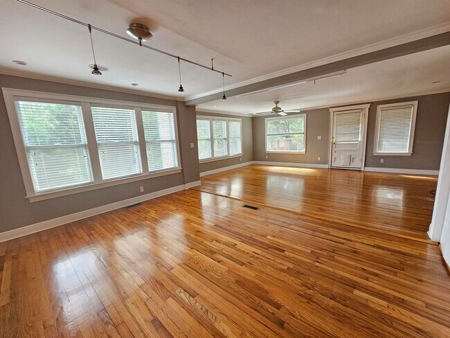 Building Photo - 850 Brookwood Dr