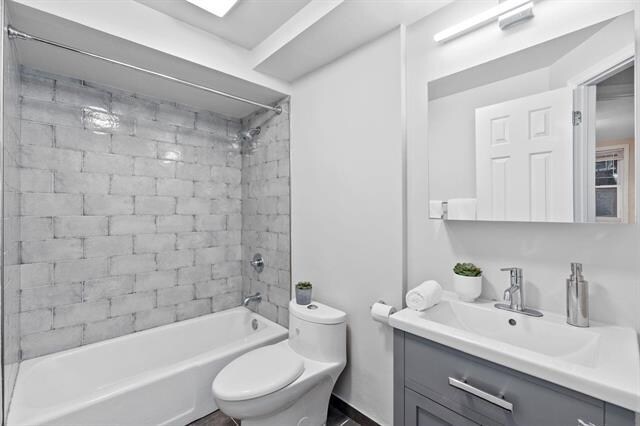 Building Photo - 98 Bright St