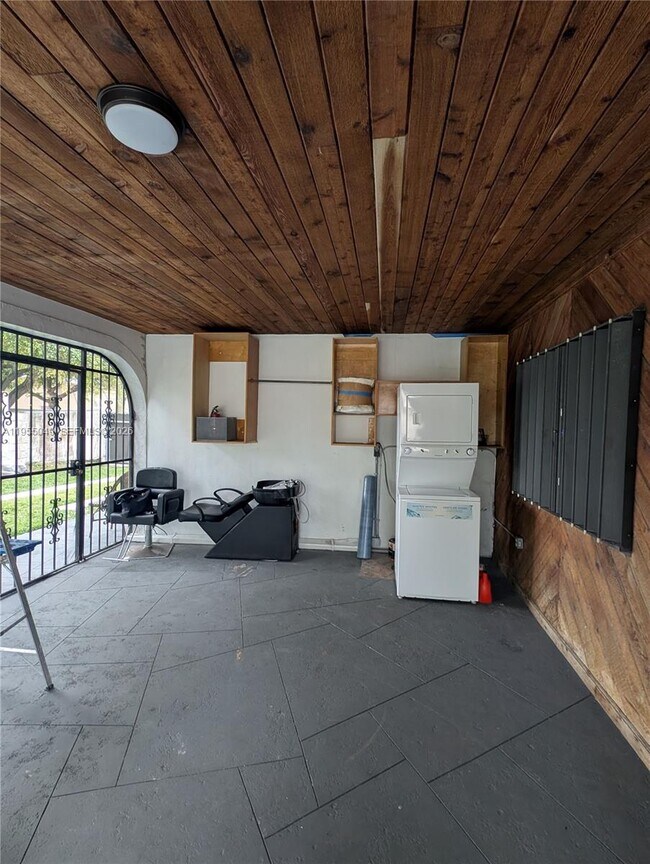 Building Photo - 1900 NE 186th St