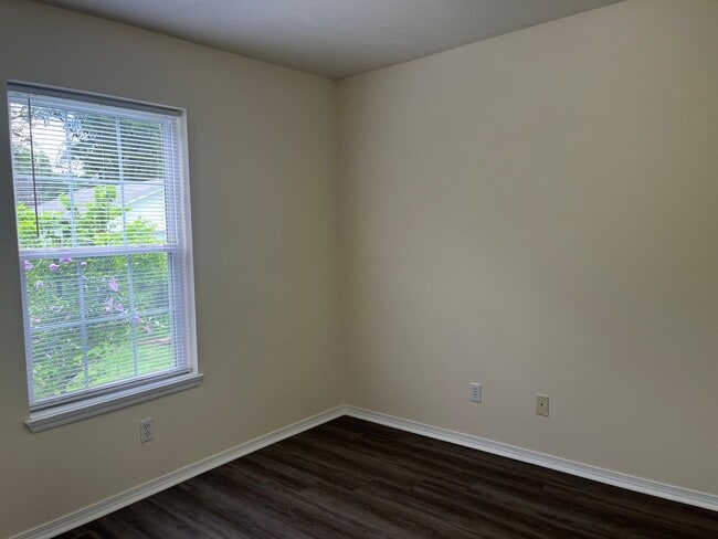 Building Photo - ADORABLE 3 BEDROOM HOUSE READY!