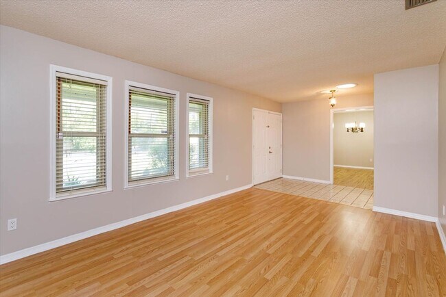 Building Photo - Spacious 4-Bedroom, 3-Bath Rental in Quiet DeBary Cul-de-Sac