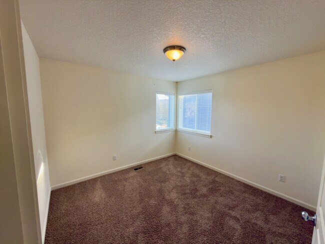 Building Photo - 20893 SW Edgemont St