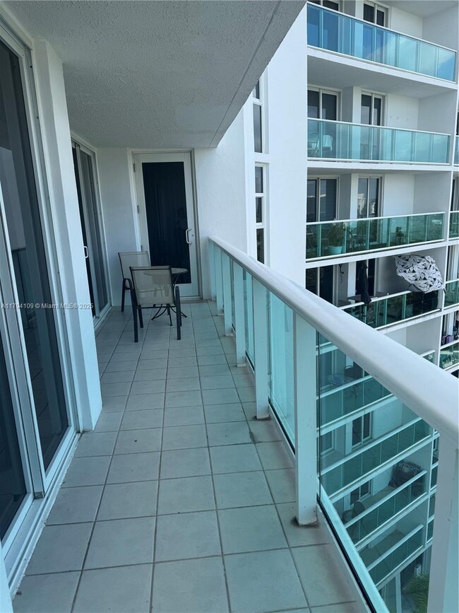 Building Photo - 100 Bayview Dr