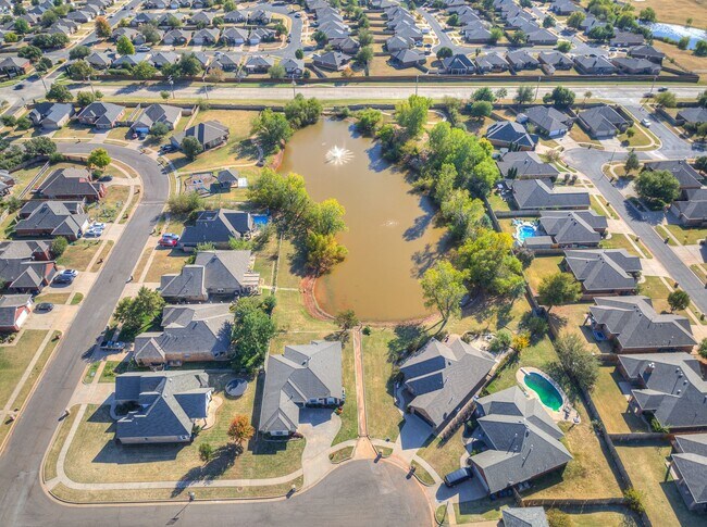 Building Photo - Well kept home in Edmond + 3 bedrooms + Office + Edmond Schools