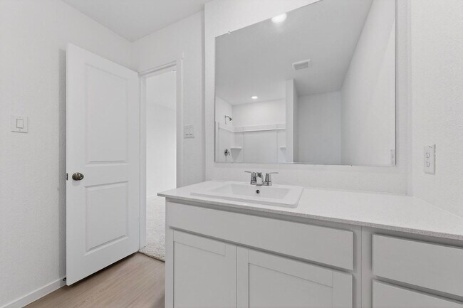 Building Photo - 3 Bedroom, 2 Bath Single-Story Lennar Home in Eastland Community