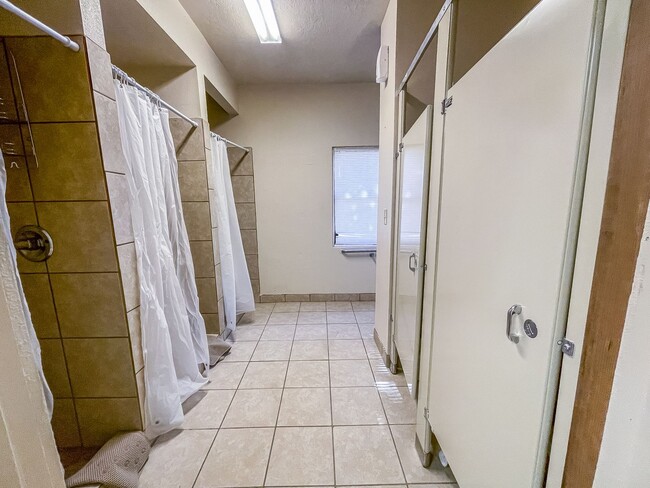 Building Photo - 13 Bedrooms 3 Bathrooms for rent in LOVING NM