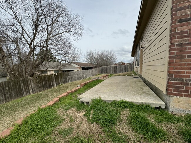 Building Photo - Enjoy living in this single story 3 bedroom+office that has a closet so it could be a 4th bedroom...
