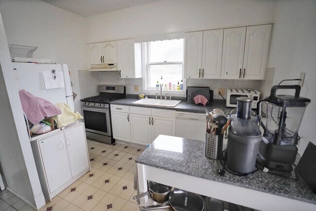 Primary Photo - 64 Willow St