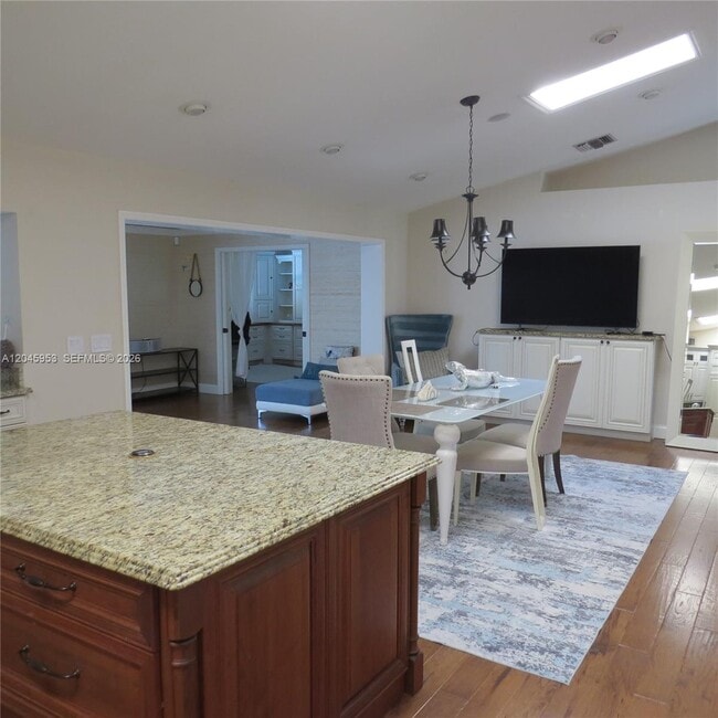 Building Photo - 542 N Cypress Dr